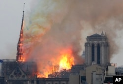 Api dengan cepat melalap Katedral Notre Dame di Paris, Senin (15/4).