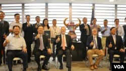 美国在台协会处长郦英杰（前排中）与AMVER项目获奖者合影。