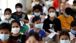 យុវជន និង​កុមារ​កំពុងរង់ចាំចាក់វ៉ាក់សាំង Sinovac សម្រាប់​បង្ការជំងឺកូវីដ១៩ នៅមណ្ឌលចាក់វ៉ាក់សាំងមួយកន្លែង​ក្នុង​រាជធានីភ្នំពេញ ថ្ងៃទី១ ខែសីហា ឆ្នាំ ២០២១។