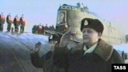 Russia -- FILE -- Captain 1st class Gennady Lyachin (R) reporting on successfull completion of the assignement on October 19, 1999.