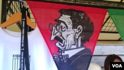 Lik Branislava Nušića, izložen u Dorćol placu, tokom održavanja "Male Nušićijade" nakon proterivanja iz Ivanjice, 18. avgusta 2019. (Foto: Veljko Popović, VOA)