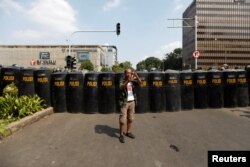 Hanya sebagian fitur media sosial dan messaging system yang dibatasi sementara.