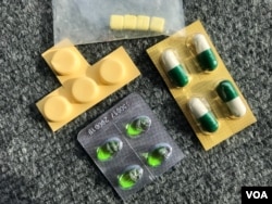 កញ្ចប់​ថ្នាំ​ដែលអ្នក​ជំងឺទូទៅ​ទទួលបានតាម​ឱសថស្ថាន​នានាក្រោយ​ពេលគេ​រៀប​រាប់​អំពី​អាការៈ ជំងឺ​ផ្តាសាយដោយពុំភ្ជាប់​វេជ្ជបញ្ជា ថ្នាំនេះ​សម្រាប់​ផឹក​៤ដង​ ឬ១ថ្ងៃកន្លះ​ដែល​ផ្សំតាម​ការសុំរបស់អ្នកទិញ​, ក្នុង​នេះ​មាន​យ៉ាងហោច​ណាស់ថ្នាំផ្សះ​មួយ​មុខ​ គឺប្រភេទ​ Cephalosporin នៅរាជធានី​ភ្នំពេញ នៅថ្ងៃទី​២៤ ខែឧសភា​ ឆ្នាំ​២០១៨។ (ខាន់​ សុគុំមនោ/ VOA) ​