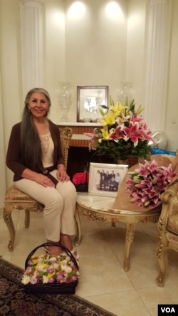 عکسی از خانم ثابت بعد از آزادی خانه.