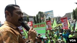 Demonstrasi memperingati Hari Buruh Sedunia di Solo, Jawa Tengah. (VOA/Yudha Satriawan)