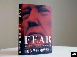 Buku "Fear" karya Bob Woodward, dipajang di salah satu toko buku di New York, 5 September 2018. (Foto: dok).