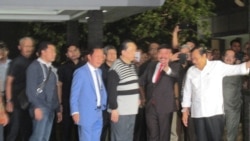 Samadikun Hartono buron kasus korupsi BLBI (berkaos kerah putih garis hitam) tiba di bandara Halim Perdanakusuma Jakarta Kamis 21 April 2016.(VOA/Andylala)