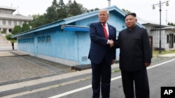 Donald Tramp i Kim Džong Un u demilitarizovanoj zoni između dve Koreje