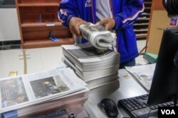 បុគ្គលិក​ចែកចាយ​កាសែត​ The Cambodia Daily កំពុង​រៀបចំ​ព្រឹត្តិបត្រ​ចុងក្រោយ​បង្អស់​ រាជធានី​ភ្នំពេញ​ នៅថ្ងៃទី៤ ខែកញ្ញា​ ឆ្នាំ២០១៧។ កាសែត​ជា​ភាសាអង់គ្លេស ​The Cambodia Daily បាន​សម្រេច​បិទទ្វារ​ចាប់ពី​ចន្ទ​ ទី៤​ ខែកញ្ញា​នេះ​តទៅ​។