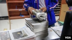 The final print issue of the Cambodia Daily Newspaper after more than 24 years of operation in Phnom Penh, Cambodia, September 4, 2017. (Khan Sokummono/VOA Khmer)