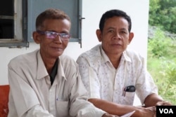 Phuong Rain (left), 67, a council member and Phorn Thlang, 52, Champey commune chief, say they are not going to defect to the ruling Cambodian People’s Party, despite losing their positions. (Sun Narin/VOA Khmer)