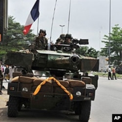 Des soldats de la force française Licorne en patrouille à Abidjan
