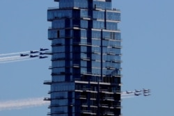 Pesawat Thunderbirds milik Angkatan Udara AS, dan Blue Angels, dari Angkatan Laut AS terbang di New York untuk memberi penghormatan kepada pekerja medis dan layanan darurat.