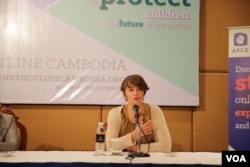 លោកស្រី Amy Crocker អ្នកសម្របសម្រួល​ផ្នែក​អភិវឌ្ឍ​បណ្តាញ​រាយការណ៍​ពិសេស​នៃ​មូលនិធិ​អ៊ីនហូប (INHOPE) នៅក្នុង​កិច្ចពិភាក្សា​ជំនាញ​ស្តីពី​«ការប្រយុទ្ធ​ប្រឆាំង​អំពើ​កេងប្រវ័ញ្ច​ និង​អំពើ​រំលោភបំពាន​ផ្លូវភេទ​លើ​កុមារ​តាម​ប្រព័ន្ធ​អ៊ីនធឺណេត» ក្នុង​រាជធានី​ភ្នំពេញ កាលពី​ថ្ងៃទី១៤ ខែកញ្ញា ឆ្នាំ២០១៦។ (ហ៊ាន សុជាតា/VOA)