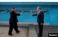 South Korean President Moon Jae-in and North Korean leader Kim Jong Un shake hands at the truce village of Panmunjom inside the demilitarized zone separating the two Koreas, South Korea, April 27, 2018. Korea Summit Press Pool/Pool via Reuters