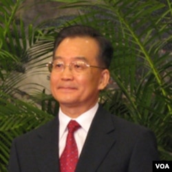 PM Wen Jiabao berjanji membantu ekonomi Yunani yang dilanda krisis utang dan defisit.