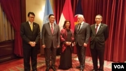 kiri ke kanan : Deputi Kedaulatan Maritim Arief Havas Oegroseno, Menko bidang Kemaritiman Luhut B. Pandjaitan, Menteri Kelautan dan Perikanan Susi Pudjiastuti, Presiden Majelis Umum PBB Peter Thomson dan Wakil tetap RI untuk PBB Dian Triansyah Djani berfoto di sela acara UN Ocean Conference di New York, 6 Juni 2017..