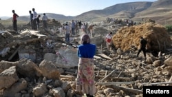 Tim penyelamat mencari korban gempa di desa Varzaqan dekat Ahar, Azerbaijan (12/8). (Foto: Reuters)