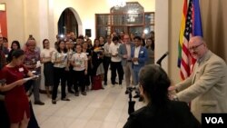 អនុប្រធាន​ស្តីទី​របស់​ស្ថានទូត​អាមេរិក​ប្រចាំ​កម្ពុជា លោក Gary Anderson ថ្លែង​នៅក្នុង​ការប្រារព្ធ​ការជួបជុំ​ដើម្បី​អបអរ​ ខែមោទនភាព​សម្រាប់​អ្នកស្រឡាញ់ភេទ​ដូចគ្នា ឬ ខែមោទនភាព Pride Month ដែល​ធ្វើឡើង​នៅ​ឯ​និវេសនដ្ឋាន​របស់​ស្ថានទូត​អាមេរិក នៅថ្ងៃទី២៦ ខែមិថុនា ឆ្នាំ២០១៩។ (នៅ វណ្ណារិន/VOA)