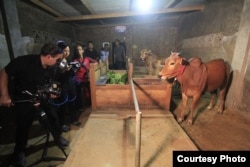 Sutradara Livi Zheng dan kru saat syuting film "The Bull Race" di Indonesia (Dok: Livi Zheng)