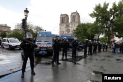 ប៉ូលិស​បារាំង​ឈរ​នៅ​កន្លែង​ដែល​ប៉ូលិស​បាន​បាញ់​ជនល្មើស​នៅ​ក្បែរ​ព្រះវិហារ​កាតូលិក Notre Dame Cathedral នៅក្នុង​ទីក្រុង​ប៉ារីស​នៅ​ថ្ងៃទី ០៦ ខែមិថុនា ឆ្នាំ២០១៧។