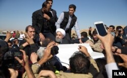 ورود حسن روحانی به مناطق زلزله زده؛ مردم به نحوه امدادرسانی اعتراض کردند.