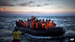 رسیدن در قایق های قاچاقبران به جزایر یونان، با خطر مرگ همراه است