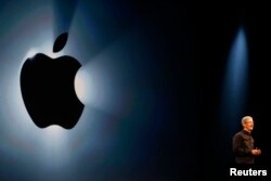CEO Apple Inc. Tim Cook berbicara di Konferensi Pengembang Apple Seluruh Dunia (WWDC) 2013 di San Francisco, California (10/6).