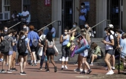 Mahasiswa University of North Carolina menunggu di luar Woolen Gym di Chapel Hill, saat mereka menunggu untuk masuk kelas kebugaran, Senin, 17 Agustus 2020. (Foto: Julia Wall/The News & Observer via AP)