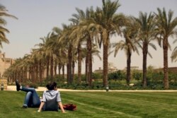 Mahasiswa di Universitas Amerika di kampus Kairo di New Cairo, Mesir. Universitas yang didirikan pada tahun 1919 oleh seorang misionaris Amerika. (Foto: AP/Maya Alleruzzo)
