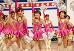 Fumie Takino, 84 tahun (ke-3 dari kiri), pemimpin kelompok pemandu sorak perempuan paruh baya dan lanjut usia "Japan Pom Pom", tampil dalam kejuaraan pemandu sorak dan tari nasional 2016 dari Amerika Spirit Association (AS) Jepang di Chiba, pinggiran kota Tokyo, 26 Maret 2016. (AFP)