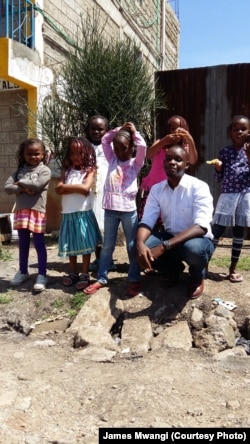 James Mwangi and students in Nairobi