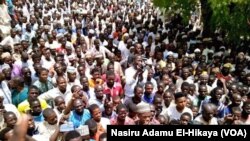 Dubundubatan nutane da suka yi dafifi a kofar Majalisar saboda dakatar da Sanata Ndume da Majalisar tayi