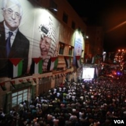 Ribuan warga Palestina di kota Hebron bersorak-sorai menyaksikan pidato Presiden Abbas di PBB melalui televisi layar lebar (23/9).