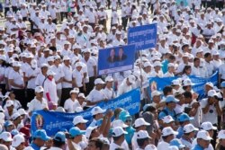 រូបឯកសារ៖ ទិដ្ឋភាពនៃ​សកម្មជន​គណបក្ស​ប្រជាជន​កម្ពុជា​ចូលរួម​ ក្នុង​ថ្ងៃទី១​ នៃ​យុទ្ធនាការ​ឃោសនា​បោះឆ្នោត​ឃុំ សង្កាត់​របស់​គណបក្ស​ប្រជាជន​កម្ពុជា​ ក្នុង​រាជធានី​ភ្នំពេញ​ នៅថ្ងៃ​ទី២០​ ខែ​ឧសភា​ ឆ្នាំ​២០១៧។ (ហ៊ាន សុជាតា/វីអូអេ)