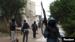 Iraqi Sunni gunmen attend a patrol in the city of Falluja, Jan. 11, 2014.