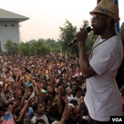 Salah satu vokalis 'Remarkable Current,' Tyson, beraksi di depan para santri.