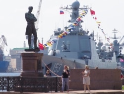 中国海军西安号导弹驱逐舰停靠在俄罗斯圣彼得堡的涅瓦河上。（2019年7月26日）