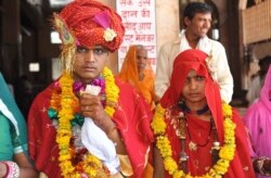 Pernikahan anak usia 16 tahun (pengantian pria) dan mempelai perempuan usia 15 tahun dilakukan di Desa Kamkheda, Rajasthan, India barat (foto: dok).