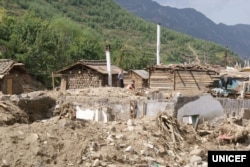 북한 함경북도 무산군 학산리에서 최근 홍수로 파괴된 가옥들. 유니세프가 20일 발표한 북한 수해 실태 보도자료에 실린 사진이다.