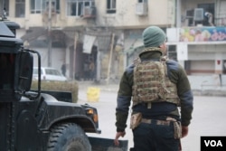 Iraqi forces guard civilian areas after capturing the eastern part of the city, but mortars continue to fall in areas close to the Tigris river in Mosul, Iraq, Jan. 23, 2017. (H.Murdock/VOA)
