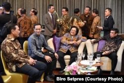 Menteri Koordinator Bidang Kemaritiman dan Investasi Luhut Binsar Pandjaitan (kiri), Menteri Pendidikan dan Kebudayaan Nadiem Makarim (kedua dari kiri), Menteri Lingkungan Hidup dan Kehutanan Siti Nurbaya (kedua dari kanan), dan Menteri Agama Fachrul Razi, sebelum acara pelantikan di Istana Negara, Jakarta, 23 Oktober 2019.