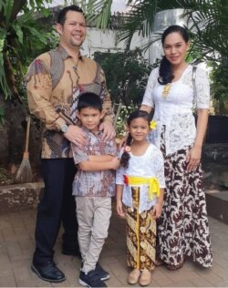 Novia Hardy dan keluarga. (Foto: Dok Pribadi)