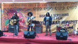 Musisi menyanyikan lagu tentang Kamisan dan seniman membacakan puisi tentang para aktivis yang hilang.