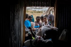 Warga Tigray antre menerima makanan yang disumbangkan oleh penduduk setempat di pusat penerimaan pengungsi internal di Mekele, wilayah Tigray, Ethiopia utara, 9 Mei 2021.