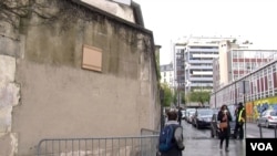 A plaque for the victims of the November attacks that will be unveiled Sunday. (L. Bryant/VOA)