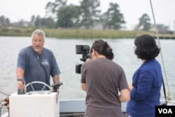 蒂姆•麦克库洛赫接受记者采访 （VOA卫视袁美拍摄）