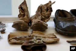 미국 하와이 펄하버-히캄 합동기지 내 국방부 전쟁포로·실종자 확인국(DPAA) 연구실에 한국전쟁 유물이 전시돼있다. 하와이 공군기지에서는 미군 유해 공식 송환식이 열린 후 북한에서 송환된 6·25전쟁 참전 미군 유해에 대한 신원 확인 작업이 진행될 예정이다.