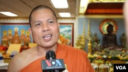 ព្រះឥន្ធិមុនី ម៉ឹង សាង ព្រះគ្រូចៅអធិការវត្តមុនីសុតារាម នៅ​រដ្ឋ មីនីសុតា សហរដ្ឋអាមេរិក និង​ជា​ប្រធានថ្មីនៃសមាគម​ព្រះសង្ឃ​ខ្មែរ​នៅ​អាមេរិក ថត​នៅ​ថ្ងៃសុក្រ ទី២៤ ខែឧសភា ឆ្នាំ២០១៩។ (សាយ មុន្នី/VOA)