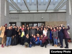 ក្រុមគ្រួសារ​លោក ជិត នីន និង​ពលរដ្ឋ​ក្នុង​សហគមន៍ នៅ​មុខ​តុលាការ​អន្តោប្រវេសន៍ នៅ​រដ្ឋមីនីសូតា កាលពី​ថ្ងៃទី២៤ ខែ​កុម្ភៈ ឆ្នាំ២០១៧។ (រូបថត​ដោយ៖ MK Nguyen)